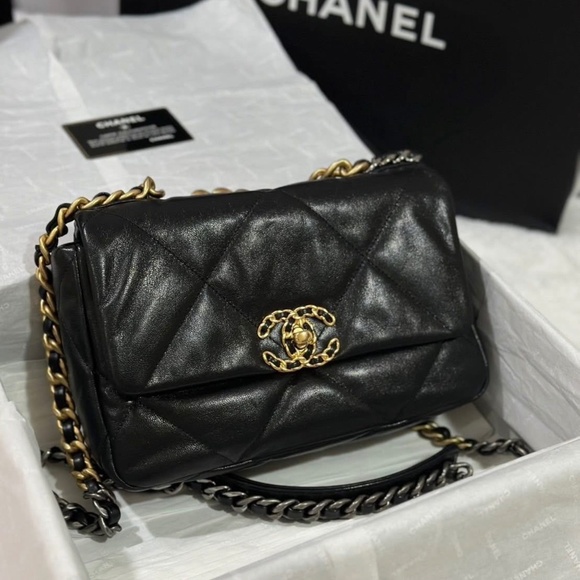 Chanel 19 - Picture 1 of 1